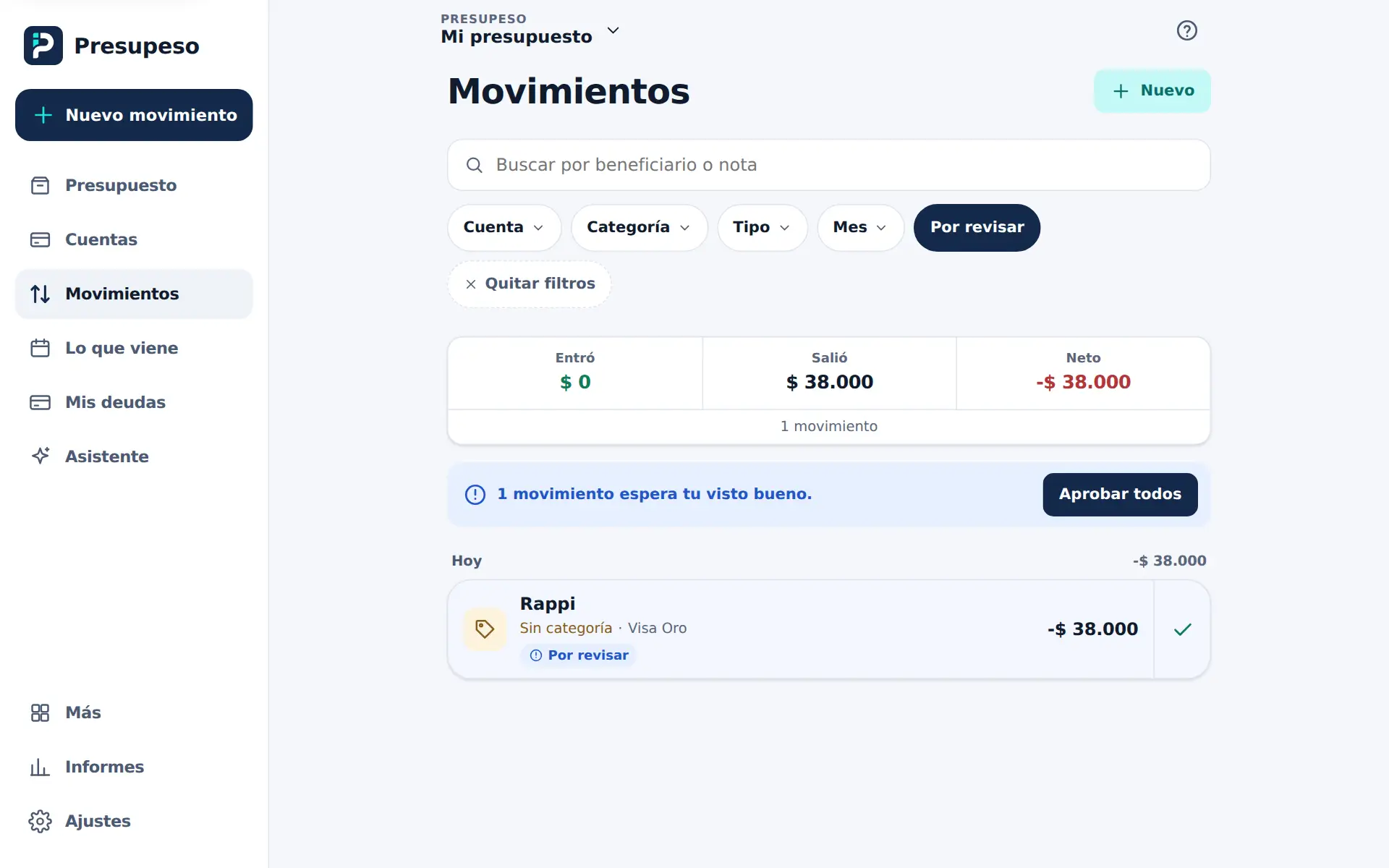 La lista de Movimientos con el filtro Por revisar activo: la franja dice que 1 movimiento espera el visto bueno, con el botón Aprobar todos, y debajo el gasto de Rappi sin categoría