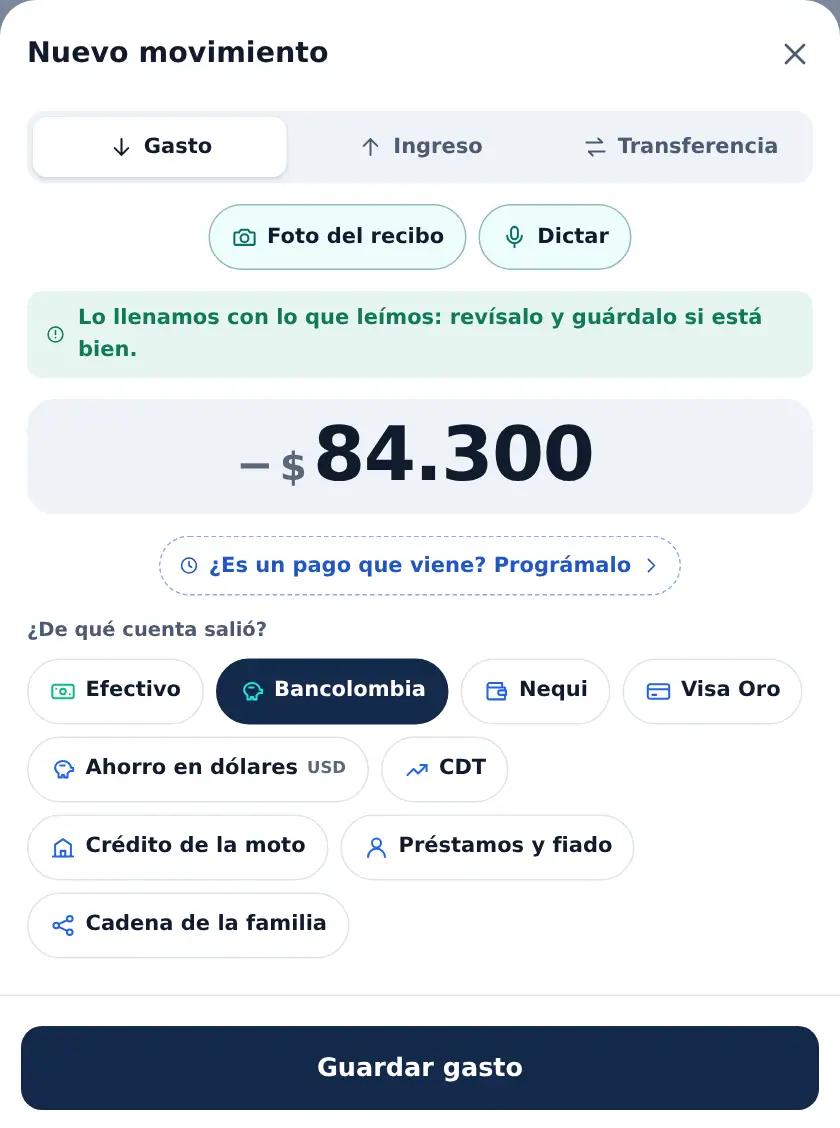 La hoja Nuevo movimiento llena con lo leído de un recibo del Éxito: arriba el aviso «Lo llenamos con lo que leímos: revísalo y guárdalo si está bien.», el monto de 84.300, la cuenta Bancolombia, la categoría Mercado y el botón Guardar gasto